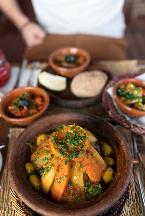 Tajine et spécialités marocaines servis en terrasse