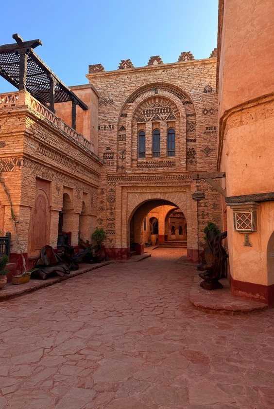 Porte monumentale d'un monument historique marocain