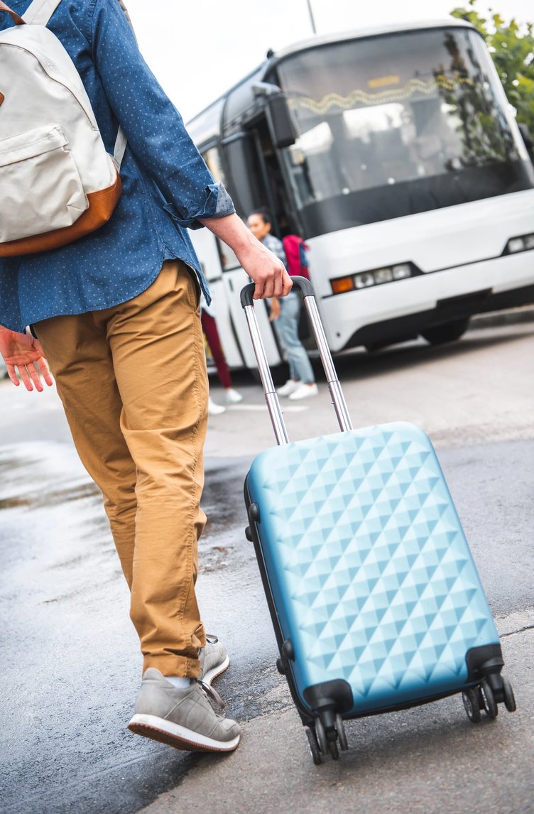 Voyageuse consultant les informations de sa consigne à bagages
