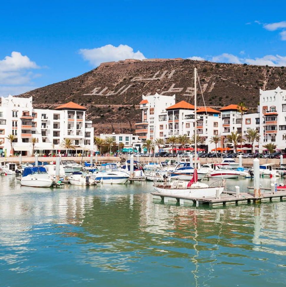 Le port de plaisance et la colline d'Agadir vus depuis la marina